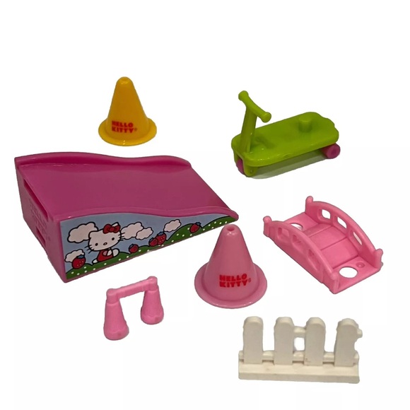 Hello Kitty Toy Figure Sanrio Mini Play Skate Park Piggy Bank Transparent Case - Picture 5 of 8